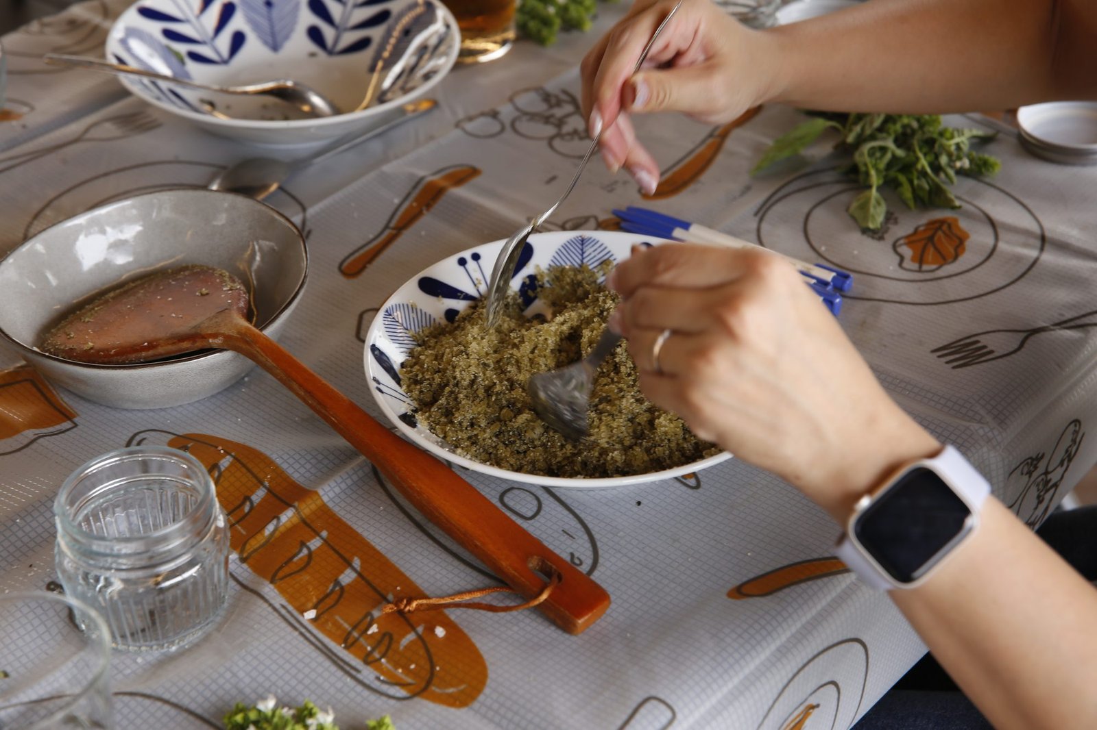 手作也能放進活動，把炒好的香草鹽分裝帶回家
